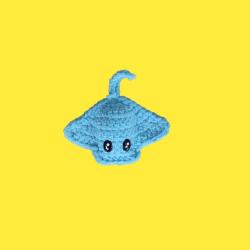 Petite raie en crochet amigurumi - D&eacute;coration th&egrave;me p&ecirc;che et mer - Fait main