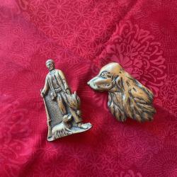 Lot de deux plaques d&eacute;coratives de chasse, pas de prix de r&eacute;serve