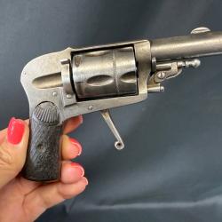 REVOLVER HAMMERLESS cal. 8mm92 num&eacute;ro de s&eacute;rie 18