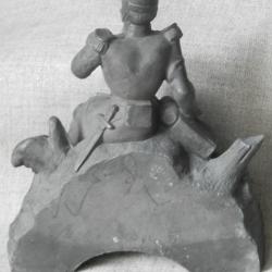 Figurine ancienne repr&eacute;sentant un soldat au repos