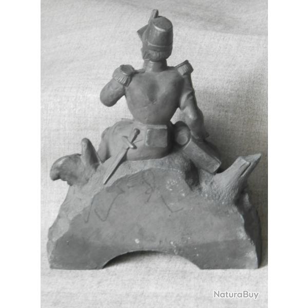 Figurine ancienne repr�sentant un soldat au repos