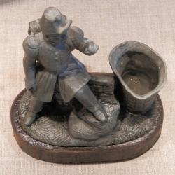 Figurine ancienne repr&eacute;sentant un soldat au repos 2