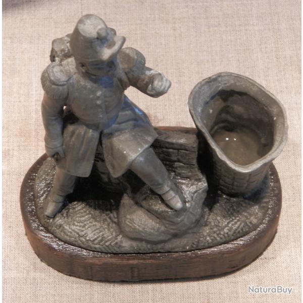 Figurine ancienne repr�sentant un soldat au repos 2