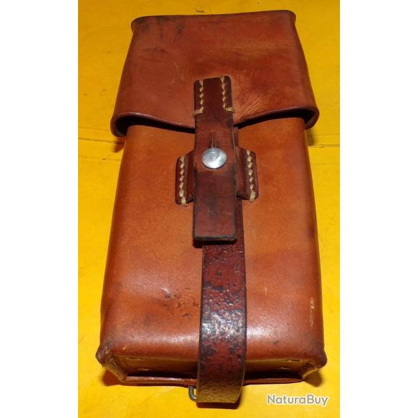 ARMEE SUISSE :  ETUI EN CUIR POUR MAGASINS LONGS  DE L'ARMEE SUISSE , DATE 1965 FABRICANT DANS LE TA
