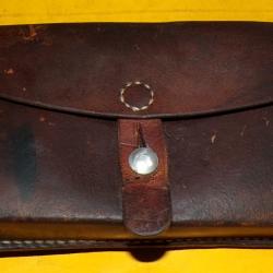 ARMEE SUISSE :ETUI EN CUIR PLAT POUR CARTOUCHIERE DE L'ARMEE SUISSE , DATE 1966  FABRICANT
