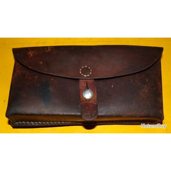 ARMEE SUISSE :ETUI EN CUIR PLAT POUR CARTOUCHIERE DE L'ARMEE SUISSE , DATE 1966  FABRICANT