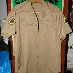 ARMEE AMERICAINE : CHEMISE MILITAIRE A MANCHES COURTES DE L'ARMEE AMERICAINE AVEC GALON DE 1 &egrave;re CLA
