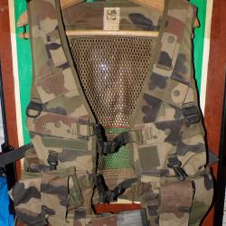 GILET DE COMBAT DE L'ARMEE FRANCAISE , TAILLE M , AVEC 2 POCHETTES PORTES MAGASINS SUR LE DEVANT , F