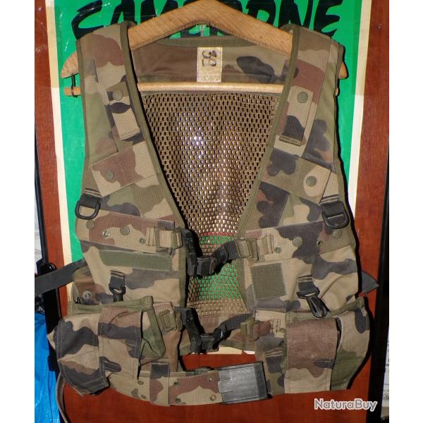 GILET DE COMBAT DE L'ARMEE FRANCAISE , TAILLE M , AVEC 2 POCHETTES PORTES MAGASINS SUR LE DEVANT , F