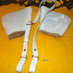 BAUDRIER BLANC AVEC UNE PAIRE DE CRISPINS DES MOTARDS DE LA GENDARMERIE NATIONALE  , BON ETAT VOIR P