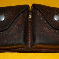 ARMEE SUISSE:ETUI EN CUIR A DEUX POCHETTES EN CUIR DE L'ARMEE SUISSE,DATE 1945 WWII  , FABRICANT DAN