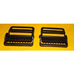 LOT DE 2 ATTACHES POUR SANGLE MILITAIRE  , FABRICATION FRANCAISE , BON ETAT  VOIR PHOTOS  . POUR TOU