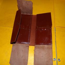 HOUSSE EN CUIR POUR INSTRUMENTS MEDICAUX INFIRMIER DE L'ARMEE DE TERRE , ETAT VOIR PHOTOS . POUR TOU