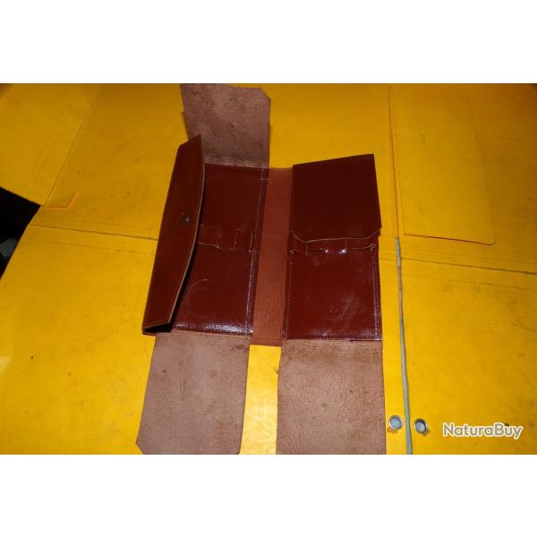 HOUSSE EN CUIR POUR INSTRUMENTS MEDICAUX INFIRMIER DE L'ARMEE DE TERRE , ETAT VOIR PHOTOS . POUR TOU