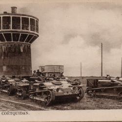 Carte postale Camp de Co&euml;tquidan Les Chenillettes -N)8282