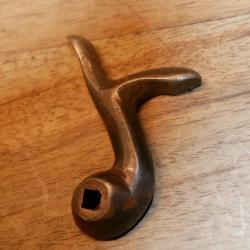 1 x Chien de fusil &agrave; broche 63mm de haut, carr&eacute; 5.5mm c&ocirc;t&eacute; droit