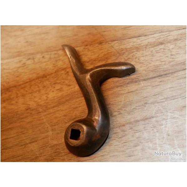 1 x Chien de fusil � broche 63mm de haut, carr� 5.5mm c�t� droit