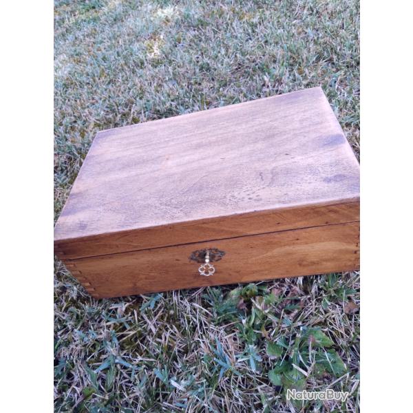 Joli coffret � serrure bois massif 27 x17.5 x 9.5 cm TBE pouvant recevoir une ancienne arme de poing