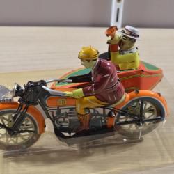 Reproduction jouet en m&eacute;tal  Side car m&eacute;canique HS ( d&eacute;coration fer blanc 1960/1970 repro ) (C13