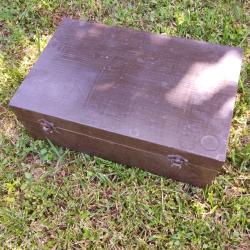 Joli coffret/boite bois massif 30.5 x 19.5 x 10.5 cm TBE pouvant recevoir une ancienne arme de poing