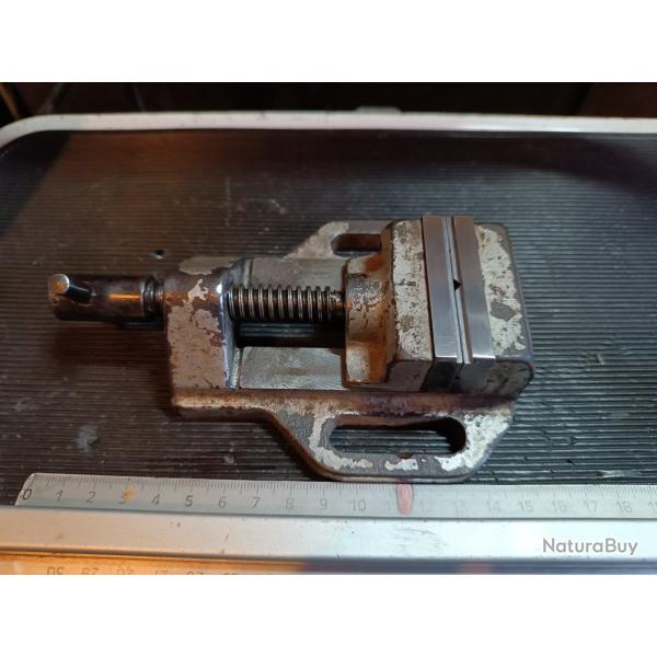 Ancien petit �tau professionnel en acier Bosch tr�s bonne qualit�