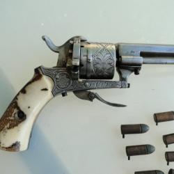 beau r&eacute;volver &agrave; broche cal 7mm avec des munitions d'&eacute;poque