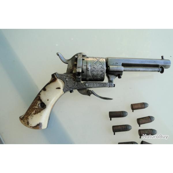 beau r�volver � broche cal 7mm avec des munitions d'�poque