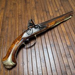 SUPERBE PISTOLET A SILEX DE DEMI AR&Ccedil;ON PLATINE SIGN&Eacute;E GRAV&Eacute;E VERS 1730