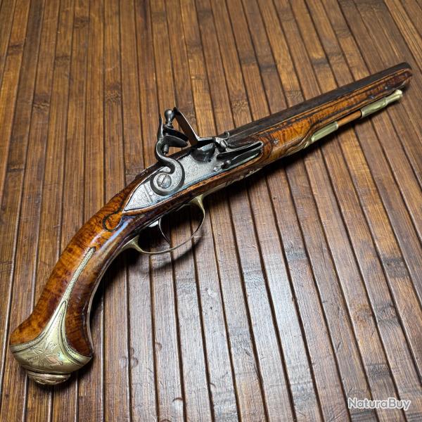 SUPERBE PISTOLET A SILEX DE DEMI AR�ON PLATINE SIGN�E GRAV�E VERS 1730
