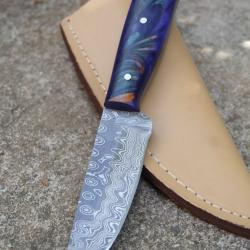 Couteau Skinner de Poche Lame Acier Damas 256 Couches Manche Bleu Nuit Etui Simili Fab Artisanale