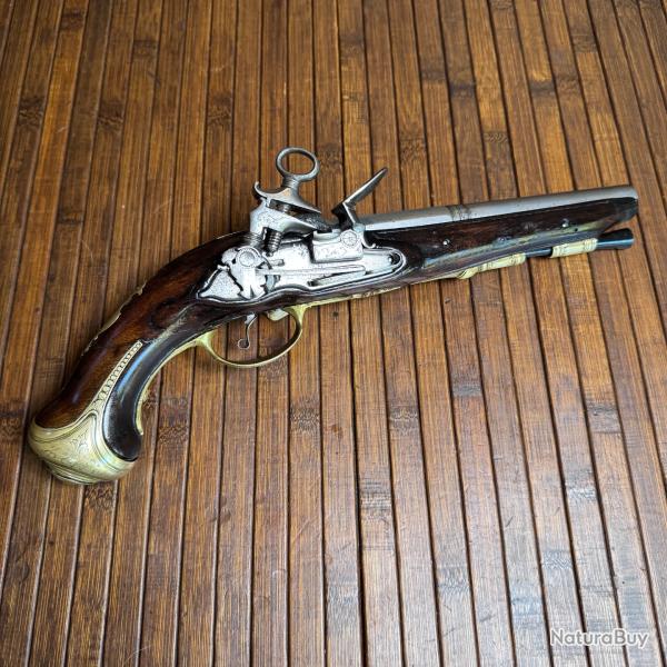 BEAU PISTOLET A SILEX D'OFFICIER SUP�RIEUR ESPAGNOL VERS 1770