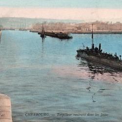 Carte Postale Ancienne - Cherbourg - Torpilleur rentrant dans les Jet&eacute;es -N&deg;8342
