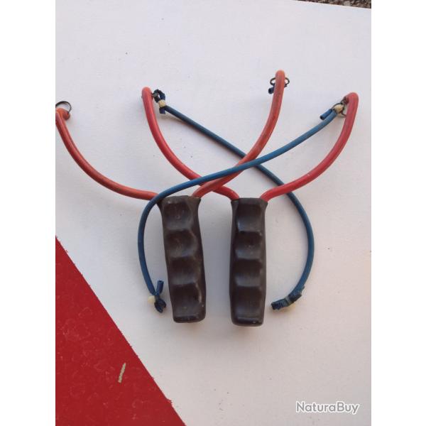 A SAISIR - 2 armatures m�talliques de fronde/lance pierre avec leur poign�e BE
