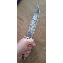Couteau de chasse bowie grav&eacute;