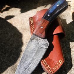 Couteau Skinner Lame Acier Damas 256 Couches Manche 2 Bois Etui Cuir Port Horizontal Fab ArtisanaleA