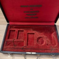 Coffret pour Pistolet 22 LR UNIQUE de la Manufacture d'armes des pyr&eacute;n&eacute;es Fran&ccedil;aises