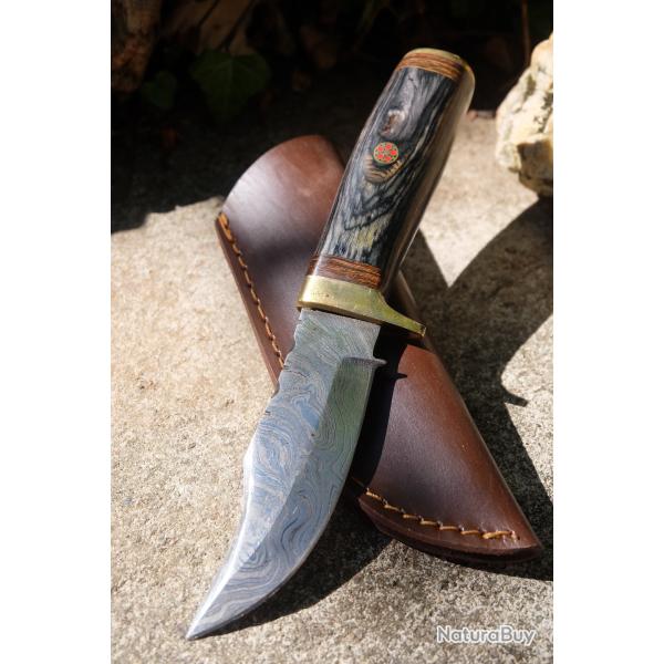 Skinner Couteau Damas Lame 256 Couches Lame Clip Point Manche Bois Fabr Artisanale Etui Cuir 01