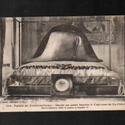 palais de fontainebleau chapeau que portait napol&eacute;on &agrave; son retour de l'ile d'elbe , premier empire