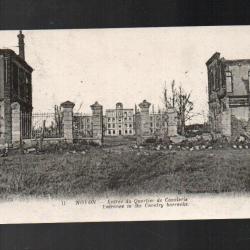 cpa noyon entr&eacute;e du quartier de cavalerie (ruines)