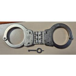 Paire de menottes Smith & Wesson originale avec une cl&eacute;