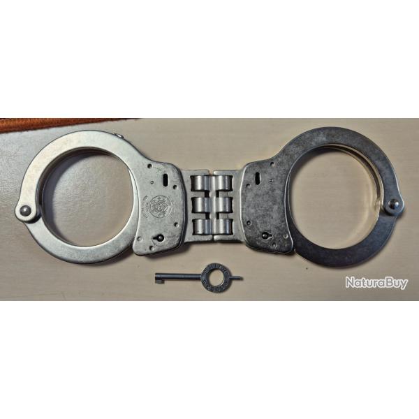 Paire de menottes Smith & Wesson originale avec une cl�