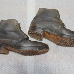 PAIRE DE BRODEQUINS POILU PIOU PIOU TROUPE MOD&Egrave;LE 17 dat&eacute; de 1940 TAILLE 29