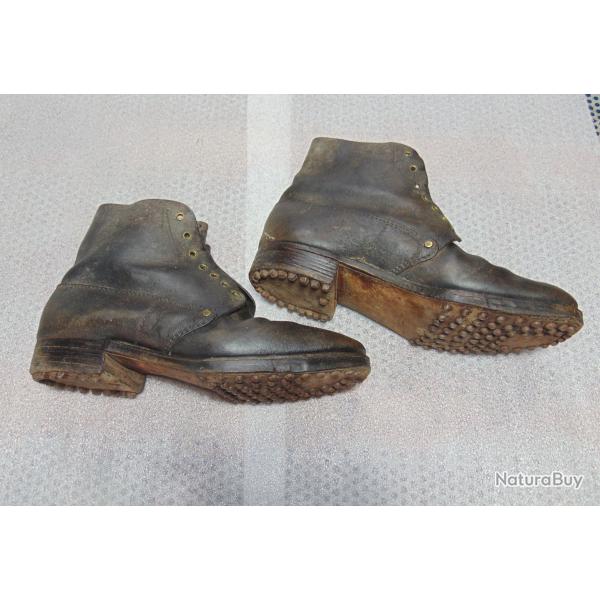 PAIRE DE BRODEQUINS POILU PIOU PIOU TROUPE MOD�LE 17 dat� de 1940 TAILLE 29