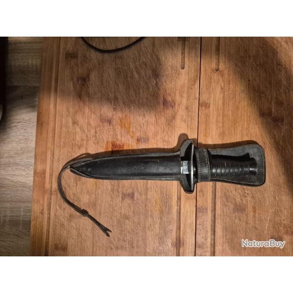 Dague poignard de combat type commando b�ret rouge