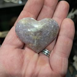 Pierre polie et sculpt&eacute;e en forme de coeur ; Lepidolite
