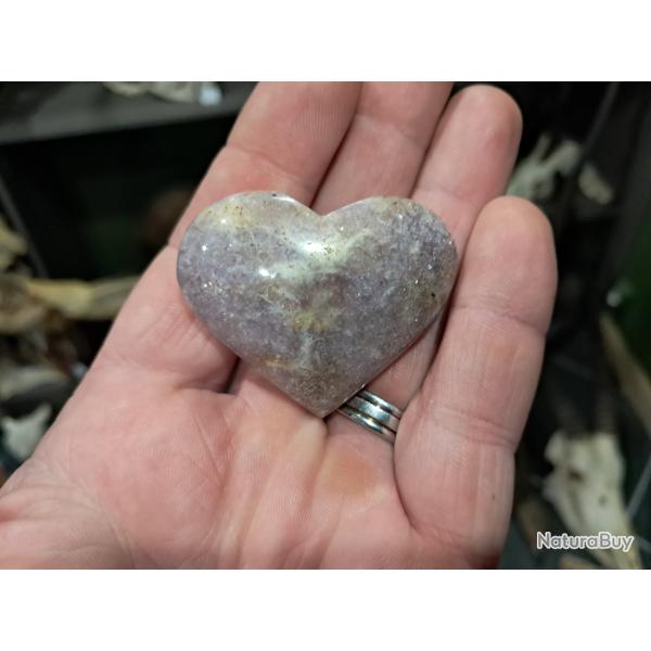 Pierre polie et sculpt�e en forme de coeur ; Lepidolite