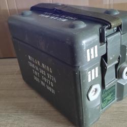 Caisse &eacute;tanche pour transport mat&eacute;riel arm&eacute;e
