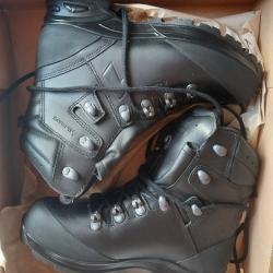 vend 1 paire de chaussures neuves de marque HAIX pointure 39 couleur noire mod&egrave;le commander GTX