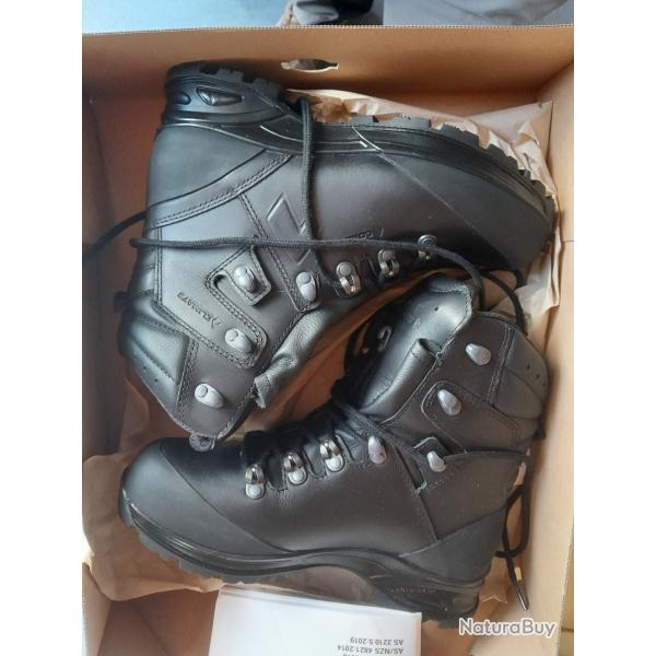 vend 1 paire de chaussures neuves de marque HAIX pointure 39 couleur noire mod�le commander GTX