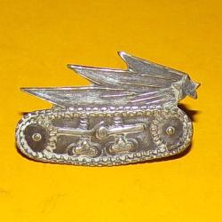 INSIGNE GENERAL DES TROUPES MOTORISEES , 27 MM , FABRICANT SANS , HOMOLOGATION SANS ,BON ETAT VOIR